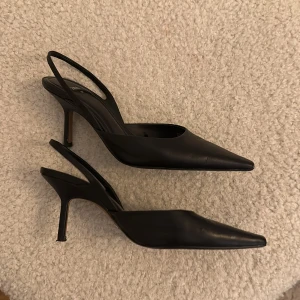 Klackar  - Svart klackar från zara med band runt hälen. Så snygg modell. Sorlek 37. Använda 2 gånger. 