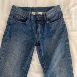 Säljer mina bootcut jeans från brandy Melville 💗 storleken e onesize men skulle gissa på 34 - 36 eller Xs - S, skriv om ni vill ha mått 💕pris kan diskuteras 