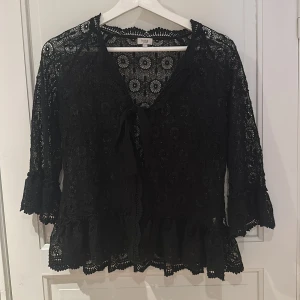 Spetskavaj från Hoss - Spetskavaj från Hoss. 100 % polyester 