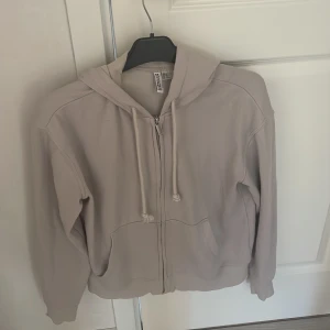 Hoddie - Beige hoodie i storlek xs men tycker mer de känns som en s. Fint skick och knappt använd skriv om ni har funderingar.😀