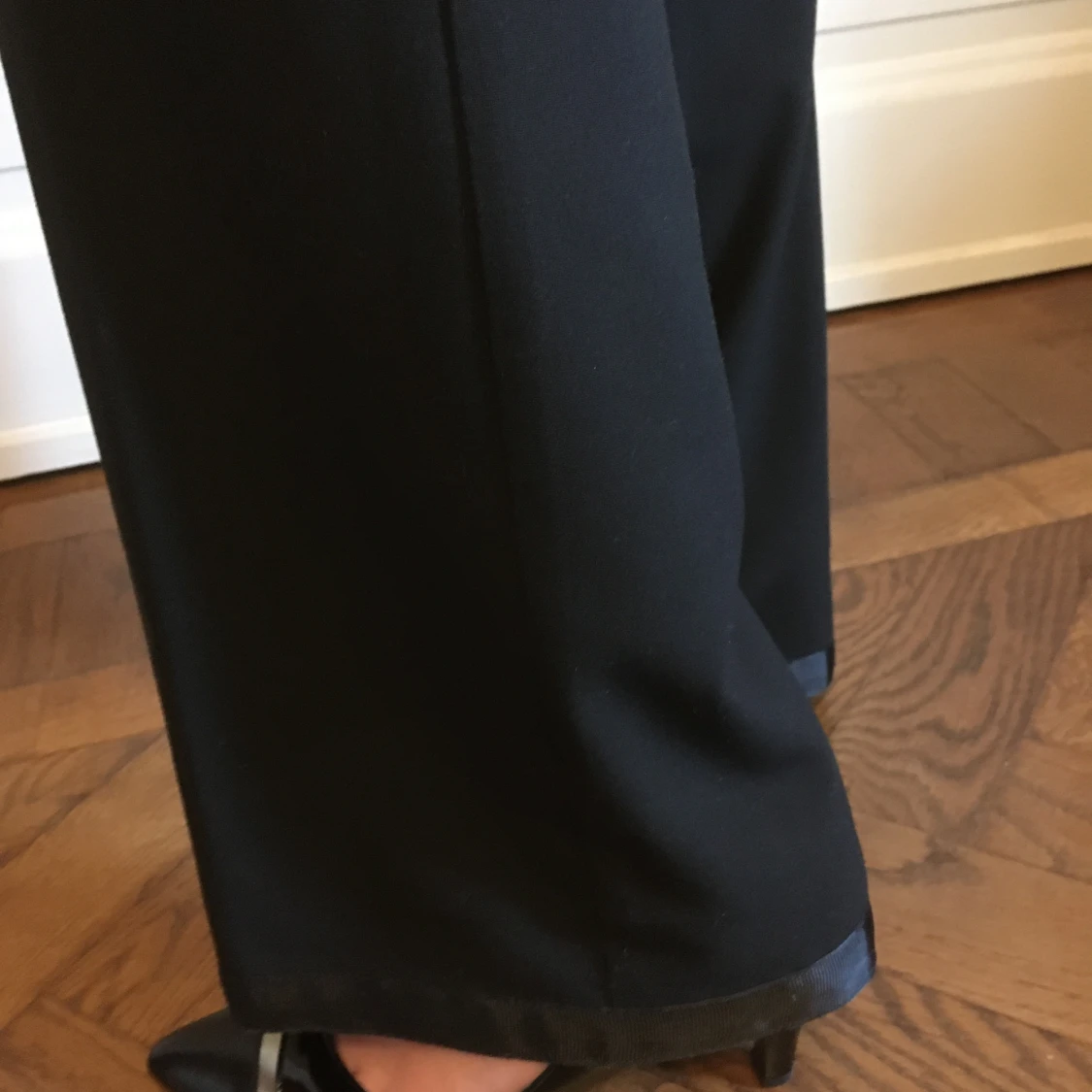 Utsvängda slim-fit byxor i svart - 91