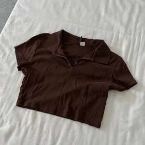 croppad tröja med krage  - supergullig till hösten! stretchigt och skönt material 