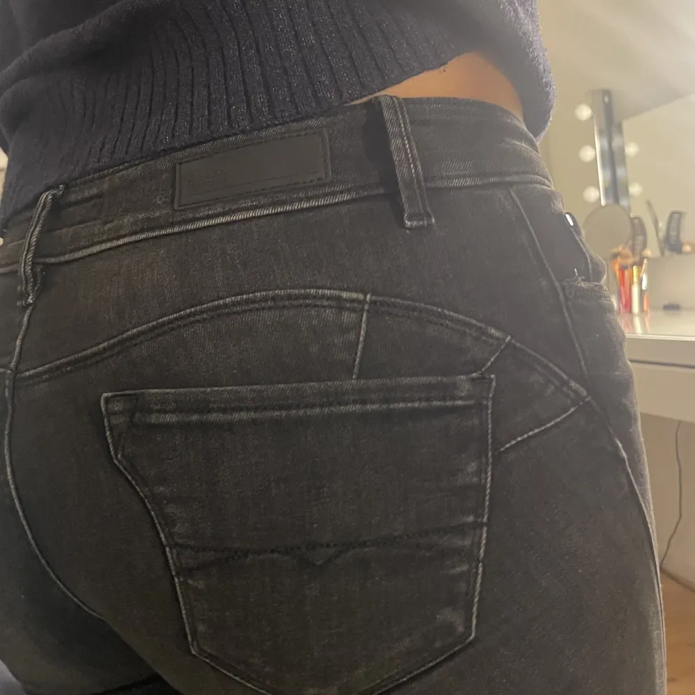 Jätte fina jeans som inte kommit till användning. Dom är lågmidjade och är grå/svarta. Nypris 1000kr. Jeans & Byxor.
