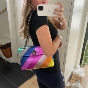 Kurt geiger - Säljer min fina kurt geiger väska som är i väldigt fint skick, kontakt privat för fler egna bilder💕