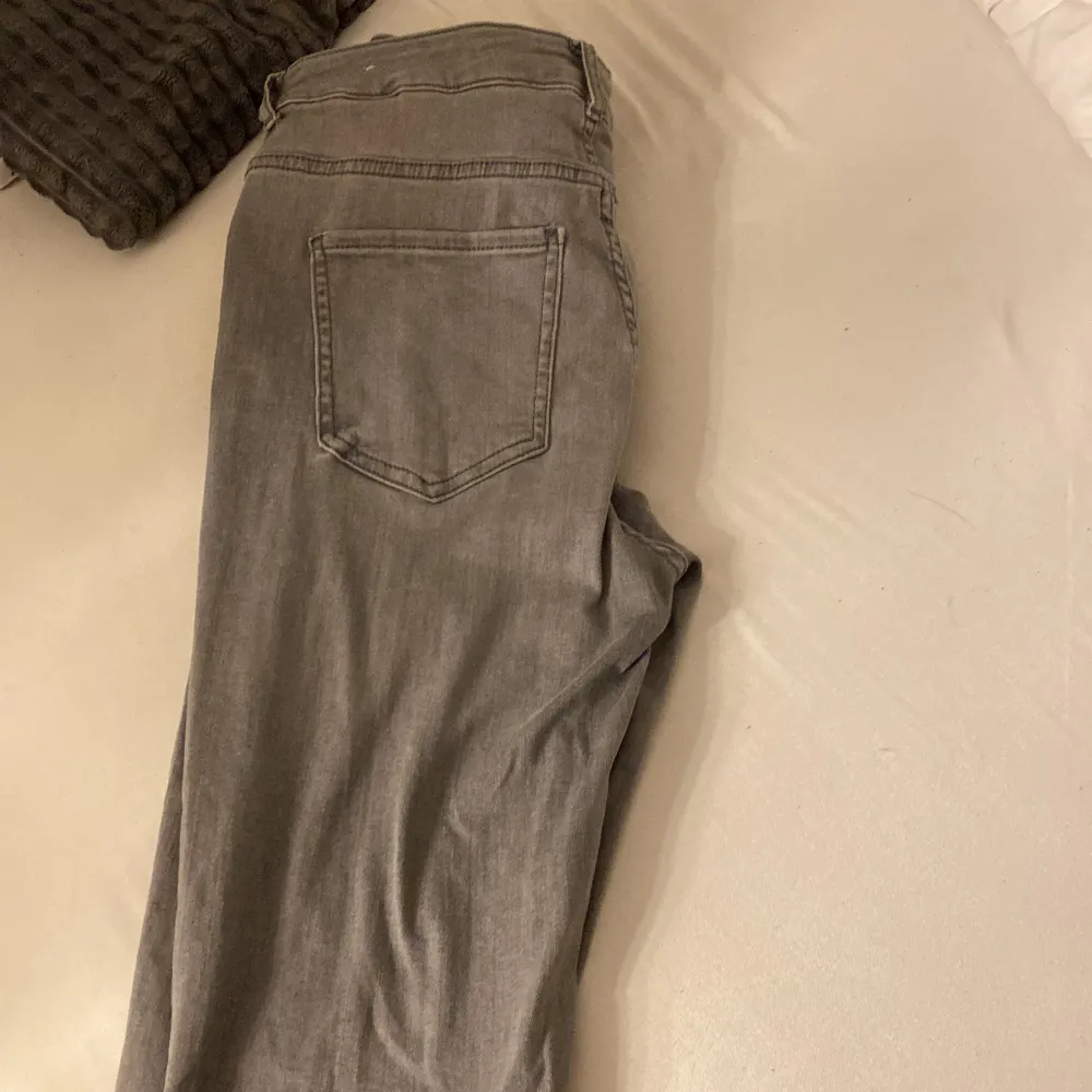 Super fina skinny jeans i grå färg. Kom inte till stor användning då det inte var min stil. Storlek 32 ( byxorna är väldigt stora i storlek ) hade passat ifall du bär storlek M-L :). Jeans & Byxor.