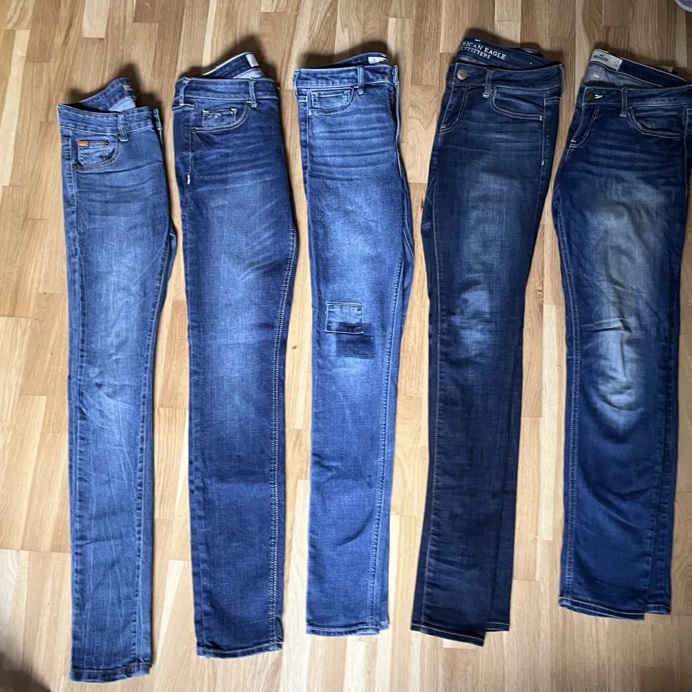 Paket med 5par jeans, 200kr för alla.   storlek 27/ S/M  1par Serious Sally, 3par Hollister, 1par Abercrombie . Jeans & Byxor.