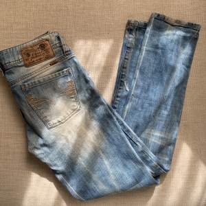 Jätte finna lowwaist Diesel industri jeans i bra skick 