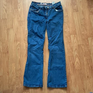 Low waist flare jeans - Low waisted flare jeans, passar mig som är 172