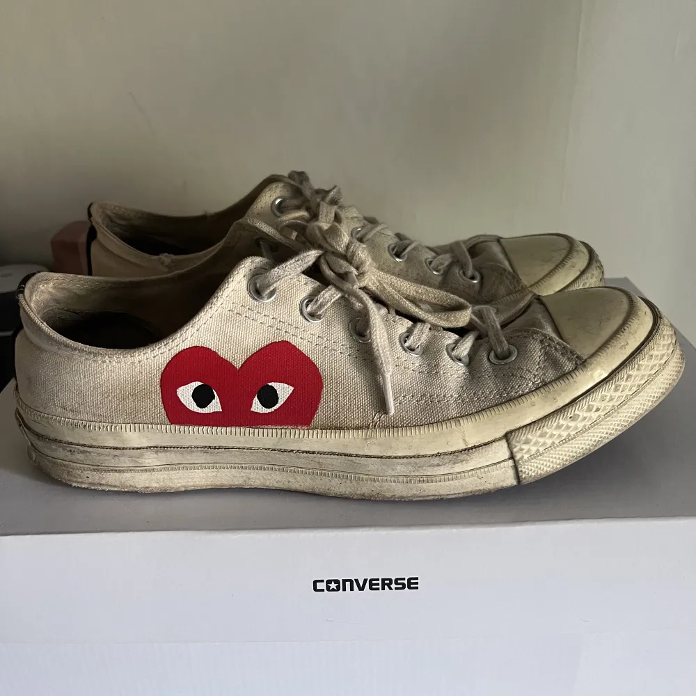 Hej säljer ett par cdg converse i storlek 41 köpte de för 1år sedan på NK för 1599 mitt pris 400kr pga användhet har box kvar men tyvärr inget kvitto!!. Skor.