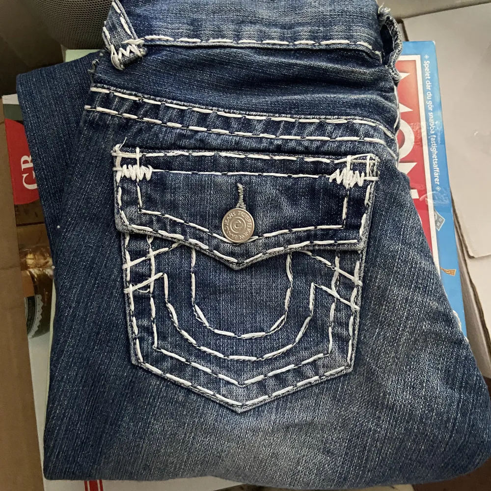 • true religion jeans  • 93 cm lång från midjan  • 39 cm bredd i midan • inga bilder på! • frakt - 116 kr + jeans  . Jeans & Byxor.