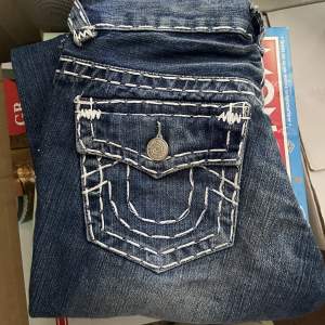 • true religion jeans  • 93 cm lång från midjan  • 39 cm bredd i midan • inga bilder på! • frakt - 116 kr + jeans  