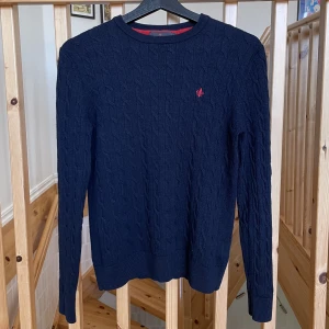 Morris merinotröja blå - Tja! Säljer nu denna ribbstickade tröjan från Morris. 100% merinoull. Skick:9/10. Storlek: S, passar XS. Nypris: 1400kr. Kontakta mig för fler bilder eller info! 