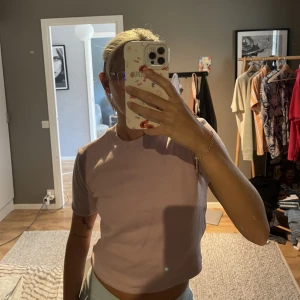 Zara t-shirt lila/rosa  - Säljer min fina t-shirt som är lite varmare. Helt oanvänd och haft den i garderoben något år så väljer därav att sälja den💜💜 storlek S och är vanlig i storleken. 