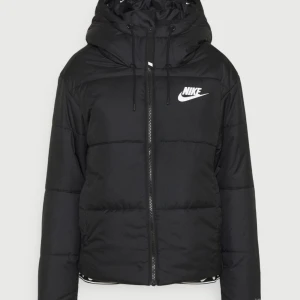 Nike jacka - Helt ny nike jacak från förra vinter som jag inte använt. köpt för 2000kr och säljer för 1500kr+frakt