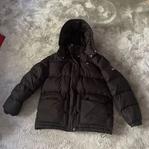 Jacka  - Säljer en Tommy Hilfiger, vinter jacka i storlek M. den är köpt i Johnells för 3000 kr. Har andvändt den i en vinter så den är i jätte bra skick. Säljs för den blivit för stor. Har man några frågor eller vill ha mer bilder är det bara att höra av sig😁