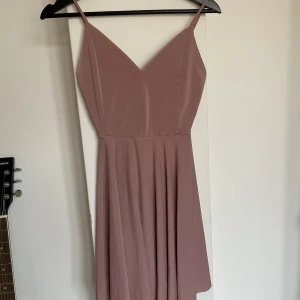 Klänning - Använd ett fåtal gånger men i bra skick. Går till mitten av låren på mig som är 165 cm. 