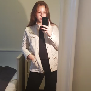 RockandBlue jacka  - Supersnygg stilren vår/höst jacka från RockandBlue. Säljer för den tyvärr är lite för liten för mig 😭 (är 164 cm och brukar ha S/M i kläder).Ord. pris runt 1700kr. Knappt använd. 