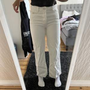 Ett par vita jeans från Bik Bok. Stolek 34/36!☺️