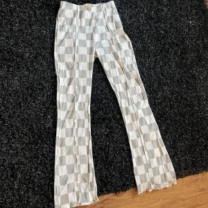 Gina tygbyxor - Bootcut byxor i rutigt mönster, använt bara några gånger! Storlek 158/164, jag är 160 och dom passar perfekt! 