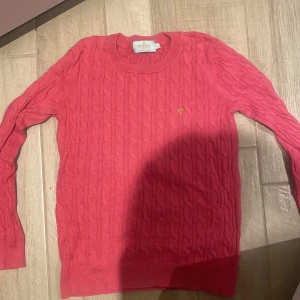 Morris  - Säljer nu min Morris tröja då den inte är till användning längre. Inga håll och den är inte sliten heller, bara använd några gånger. Köpte den för 600kr säljer för endast 180. Kan gå ner i pris vid snabb affär!