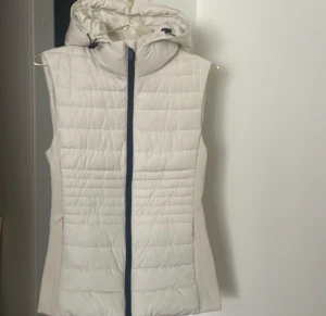 Zara väst  - Nyskick!  Super skön  Créme vit 