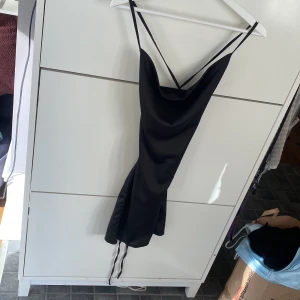 Silkes klänning  - En kort silkes klänning med knuten öppen rygg 