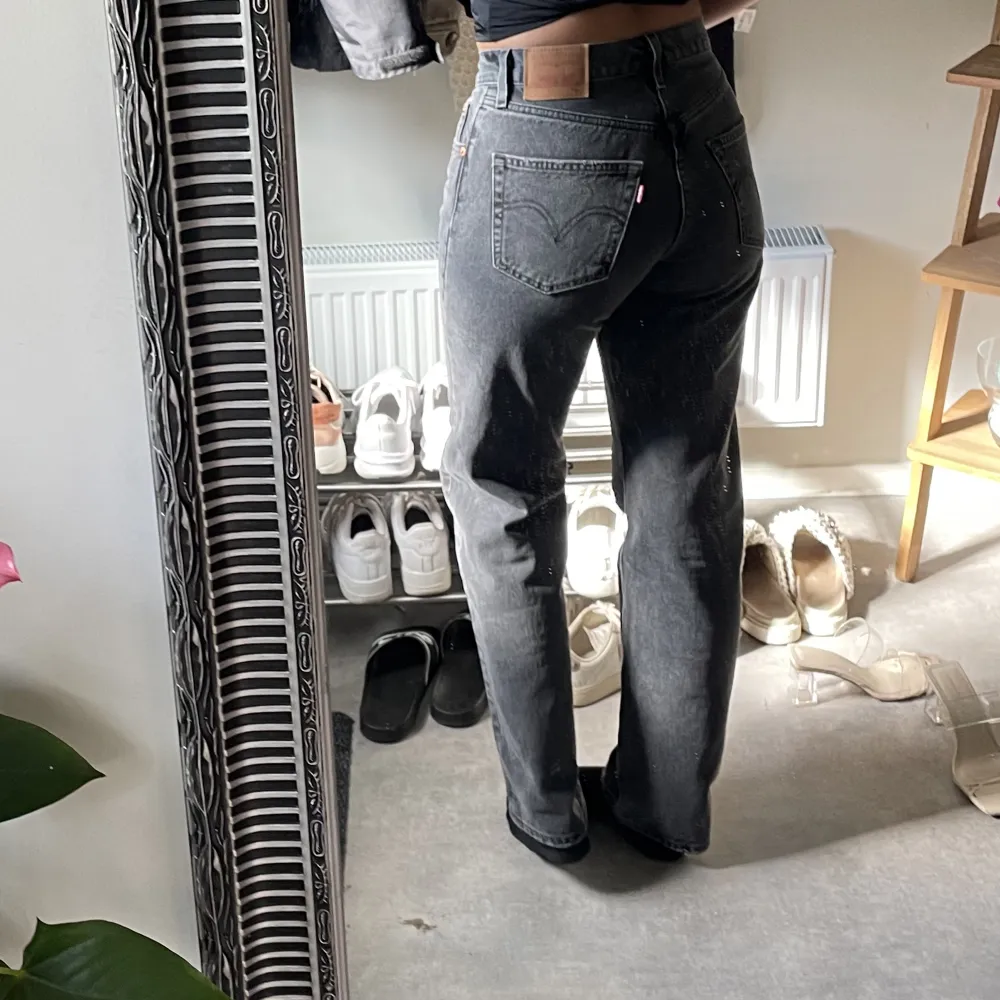 Säljer ett par superfina Levis jeans i modellen 90’s. Dessa jeans är lågmidjade och är raka i bena, tyvärr har jeansen inte kommit till någon användning och därför säljer jag dem. Storlek: 25 längd 32 Ordinarie pris: 1249kr Jag är 170cm lång❤️ . Jeans & Byxor.