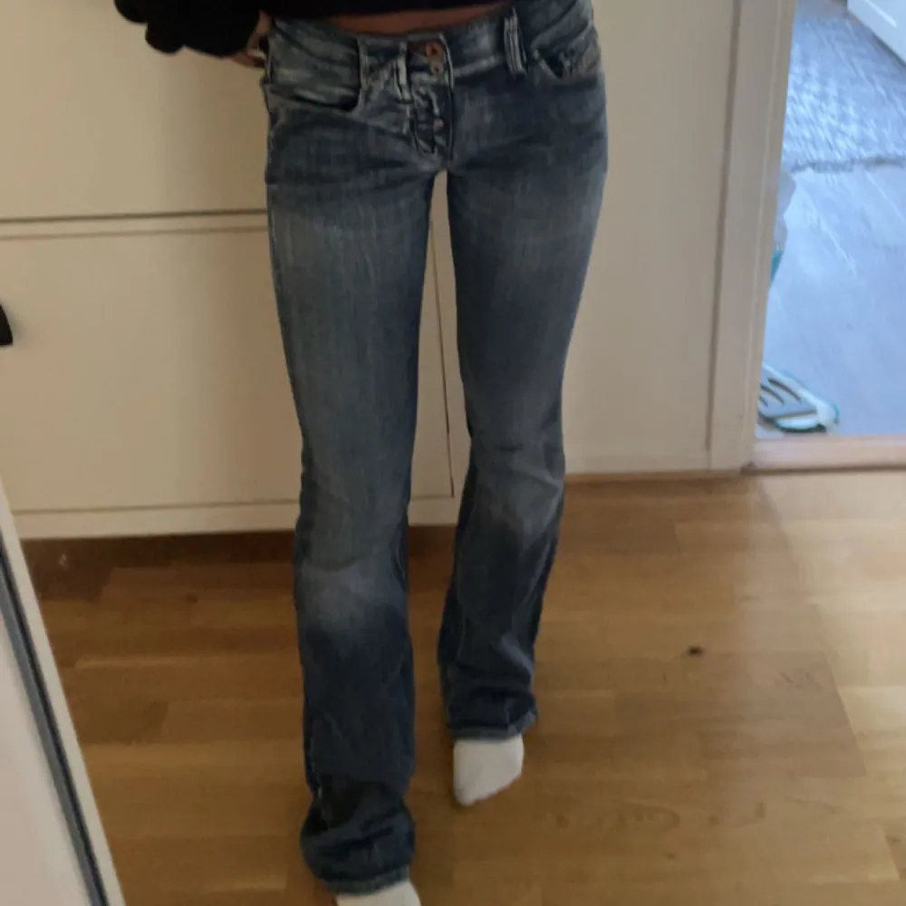 Ett para super snygga low Waits jeans från disel som tyvärr är för långa för mig. . Jeans & Byxor.