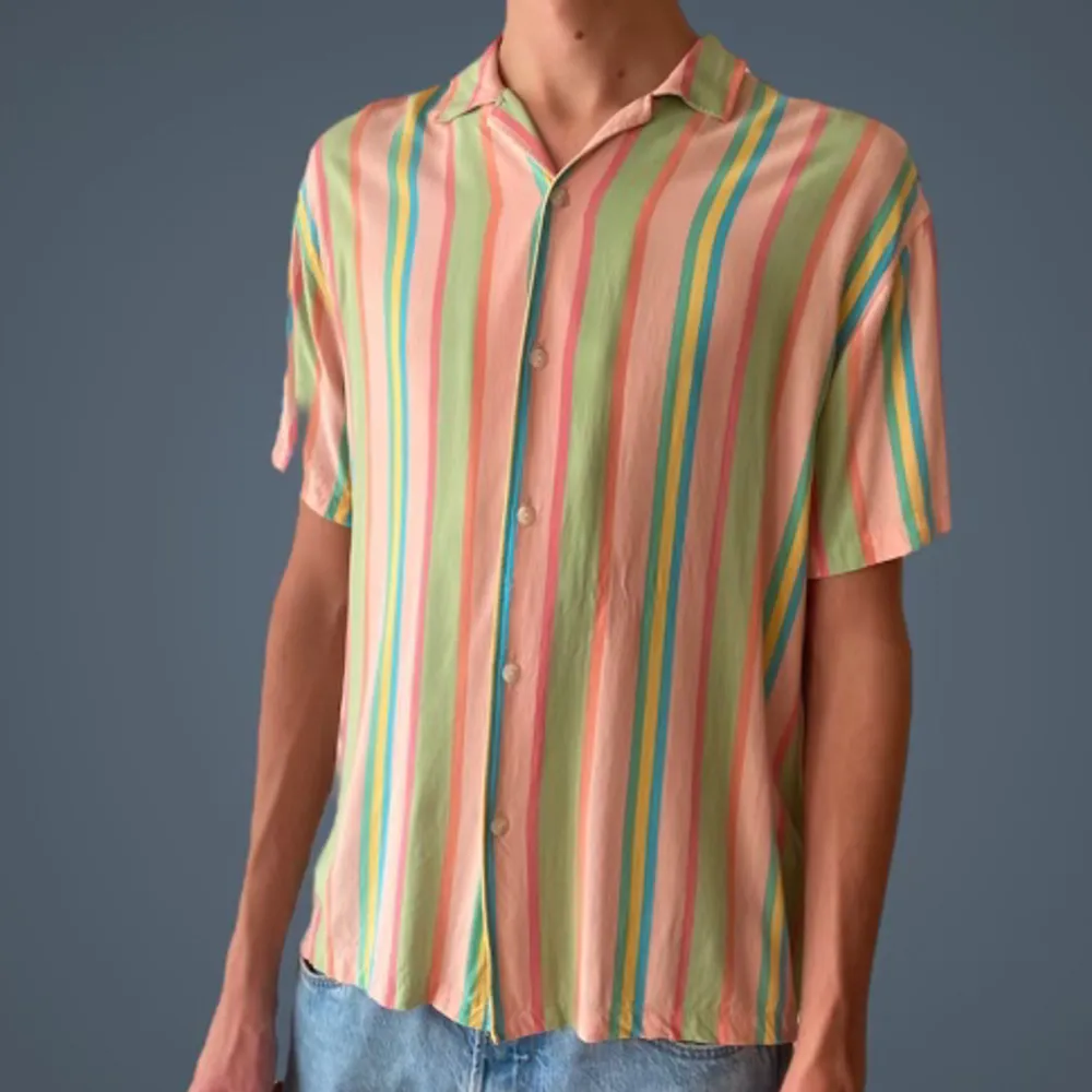 Cool och färgglad skjorta. Lite 80-tals vibbar! Sparsamt använd  . Skjortor.