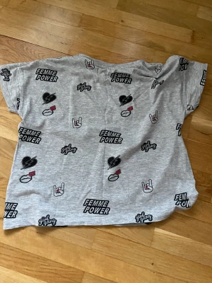 Girl power tshirt  - Super snygg girl power tshirt! Perfekt till sommaren, säljer den eftersom den är inte min stil!