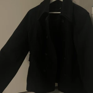 Kappa - Svart kappa i bra skick! Köpt secondhand så vet tyvärr inte märket eller storleken men skulle säga att den passar från s-l, beroende på hur man vill att den sitter🥰 Skriv för fler bilder🤍🤍