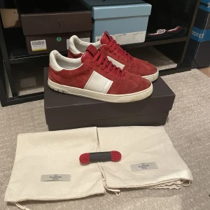 Valentino Flycrew - Säljer dessa Valentino Flycrews som är i bra skick! Storlek 42! Endast en nit saknas! Medkommer 2 dustbags, extra skosnören samt box!  Hör gärna av dig om du har frågor!