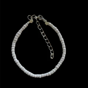 Armband - Galet fint! Armbandet kostar egentligen 40 kronor på våran instagram, här säljer vi det för endast 30 kromdetalj snabbt köp! Går att variera storlek!