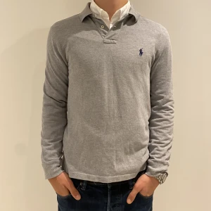 Rugbytröja Ralph Lauren - Säljer denna sjukt snygga och eftertraktade Rugbytröja från Ralph Lauren till ett sjukt bra pris! Modellen är 178 och 65kg (med en skjorta under). Tveka inte med att höra av dig o ställa en fråga eller liknande vid intresse!🟫