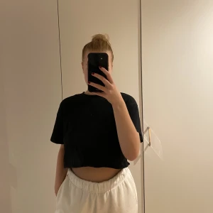 Svart croppad topp - Svart avklippt/croppad topp från BikBok. 