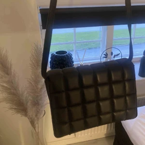 Handväska  - Handväska med ”bubblor”. Mellan stor, kan justeras så antingen ”tvärs över” eller hämtades vid axeln. Pris kan diskuteras vid snabbt köp