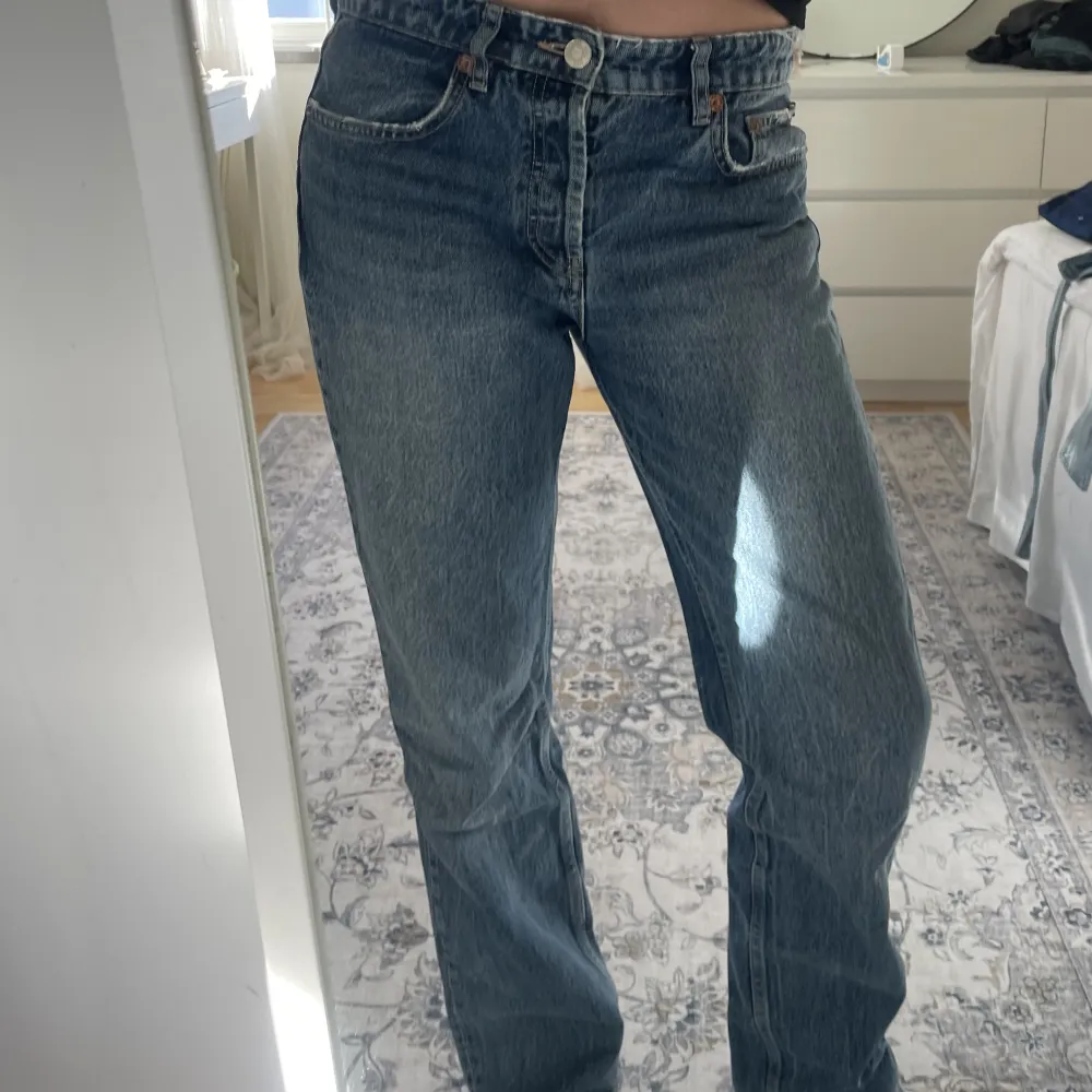 Zara jeans i mycket fint skick. Perfekt längd på mig som är 175 cm. Jeans & Byxor.