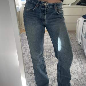 Zara jeans i mycket fint skick. Perfekt längd på mig som är 175 cm