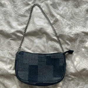 Väska - Denna jeansväska är super gullig och snygg men jag har en favorit väska så använder den tyvärr aldrig!