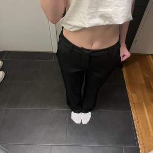 Svarta mid waist kostymbyxor. Bra skick, sparsamt andvända. Jag är ungefär 170 cm lång och de sitter bra på mej i längden💕kan diskuteras om pris