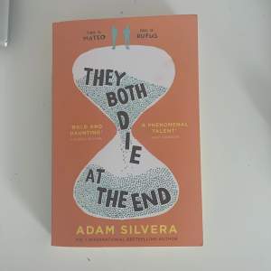 Säljer boken ”they both die at the end” då den inte kommer till användning för jag inte läser mkt.