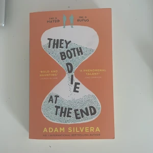 They both die at the end - bok - Säljer boken ”they both die at the end” då den inte kommer till användning för jag inte läser mkt.