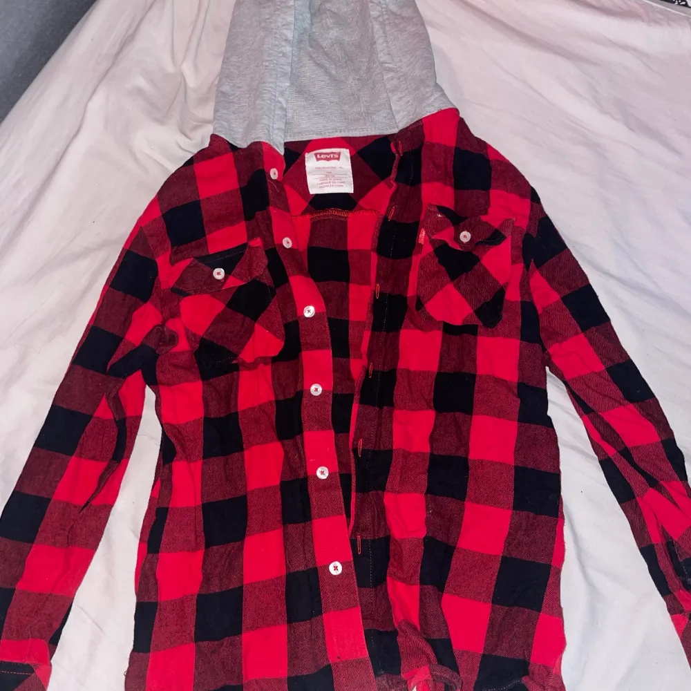 En röd/svart flanell skjorta från Levi’s. Använt en del men inte supermycket, skjortan är i mycket bra skick. Skjortor.