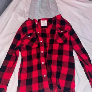 En röd/svart flanell skjorta från Levi’s. Använt en del men inte supermycket, skjortan är i mycket bra skick
