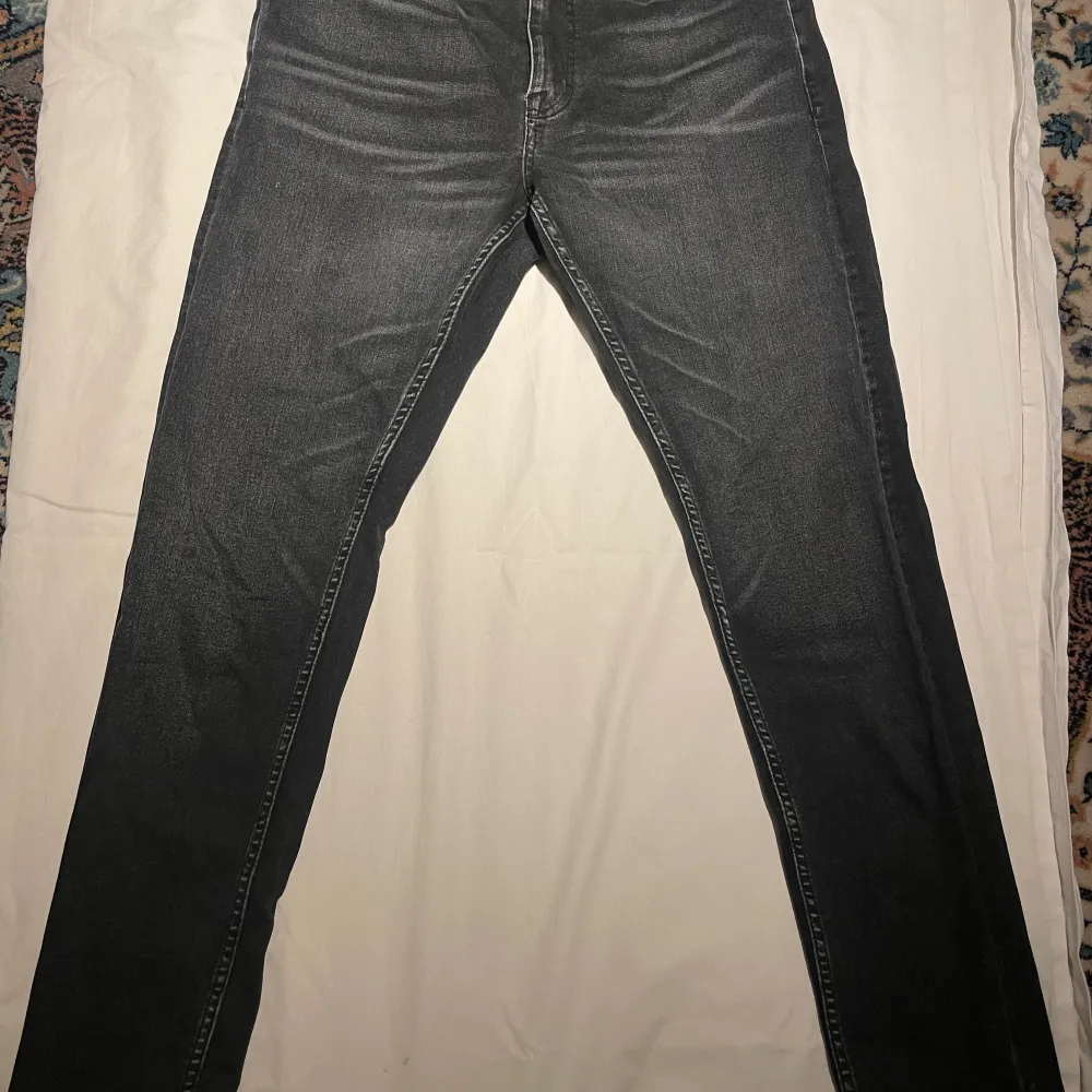 snygga jeans från Tiger of Sweden. helsvart med en del vita toner. small fit. pris kan diskuteras!!. Jeans & Byxor.