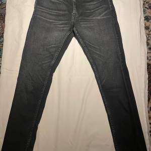 snygga jeans från Tiger of Sweden. helsvart med en del vita toner. small fit. pris kan diskuteras!!