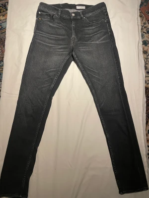 Tiger of Sweden jeans  - snygga jeans från Tiger of Sweden. helsvart med en del vita toner. small fit. pris kan diskuteras!!