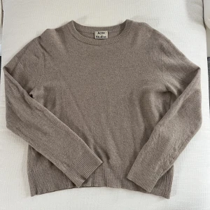 Acne tröja - Tunn stickad tröja från Acne, i en fin beige färg. Sparsamt använd💕