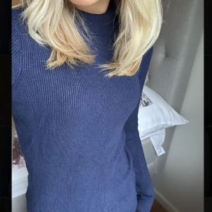 Ribbad långärmad polotröja  - Säljer den här fina ribbade tröjan från NA-KD! Den är i jättebra skick nästan aldrig använd därav varför jag säljer denna. Jag har den i storlek xxs och jag är 168cm lång och bär vanligtvis xs/s men jag skulle säga att plagget är som en XS! 🍁