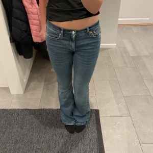 Lågmidjade jeans - Säljer dessa jättefina lågmidjade bootcut jeans då de inte kommer till användning längre💗nypris: 499:-  passar mig som är 161. Tryck gärna på köp nu och skriv om ni har frågor!!💗